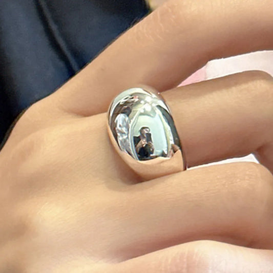 Bred rundad ring justerbar i äkta silver.