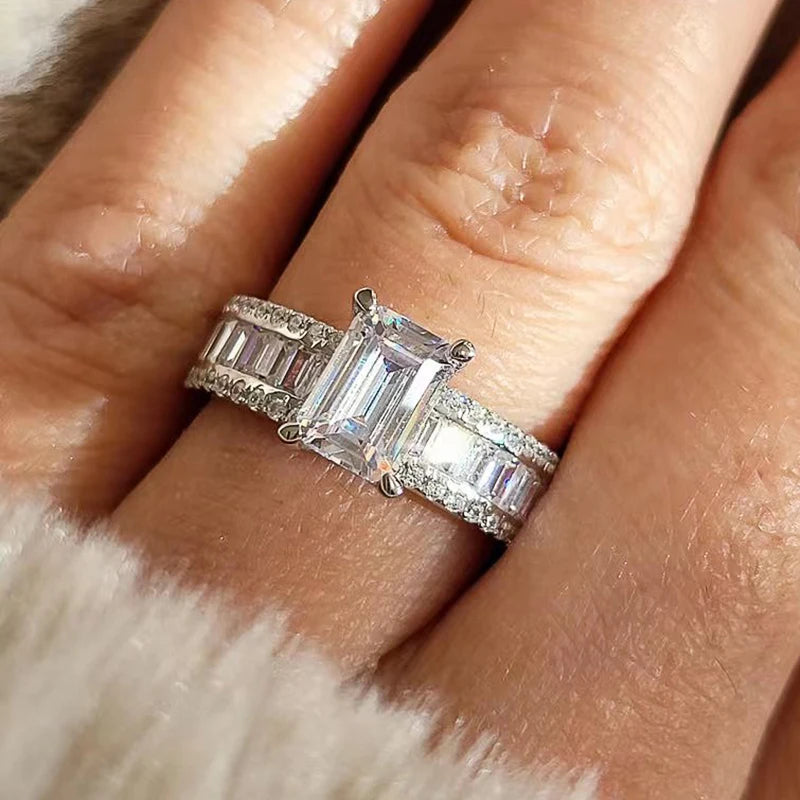 Ring med kristall stenar av Cubic Zirkonia