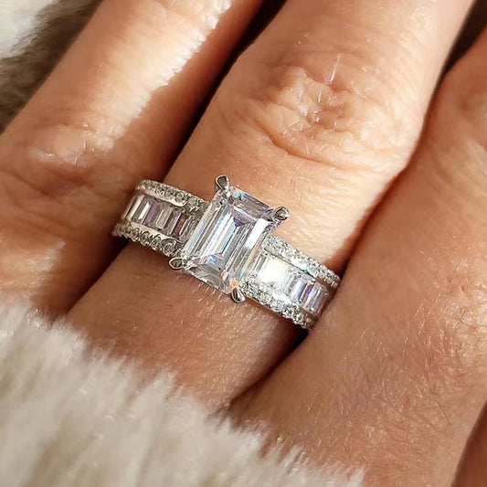 Ring med kristall stenar av Cubic Zirkonia