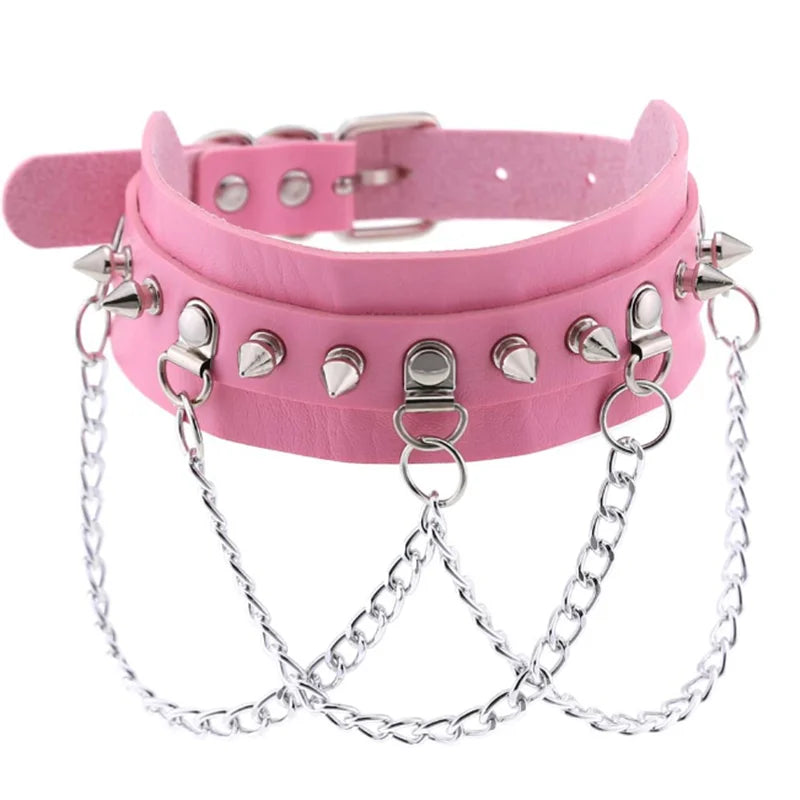 Olika halsband läder med kedja och nitar.