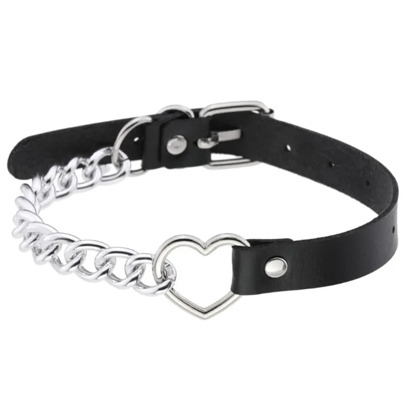Olika halsband läder med kedja och nitar.