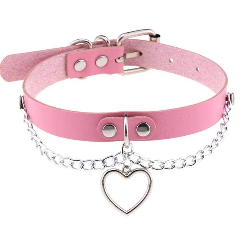 Olika halsband läder med kedja och nitar.