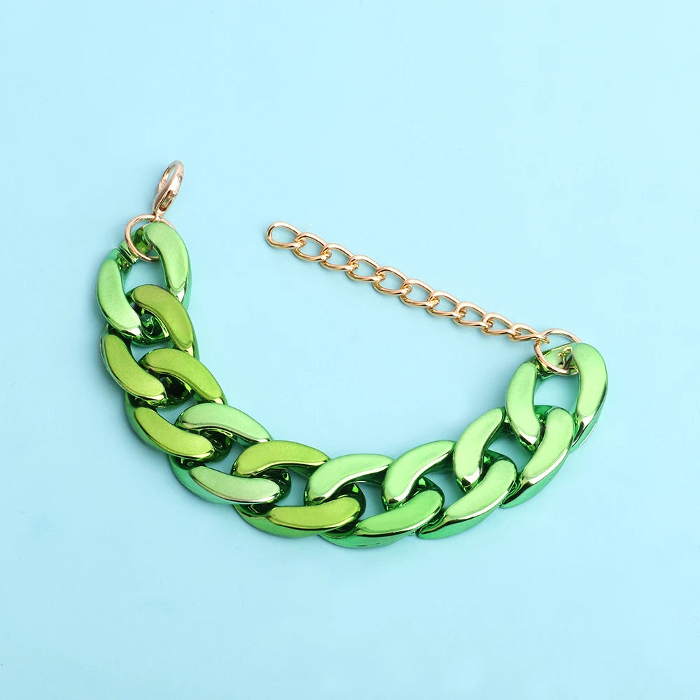 Armband med bred akryl kedja i metallic färger
