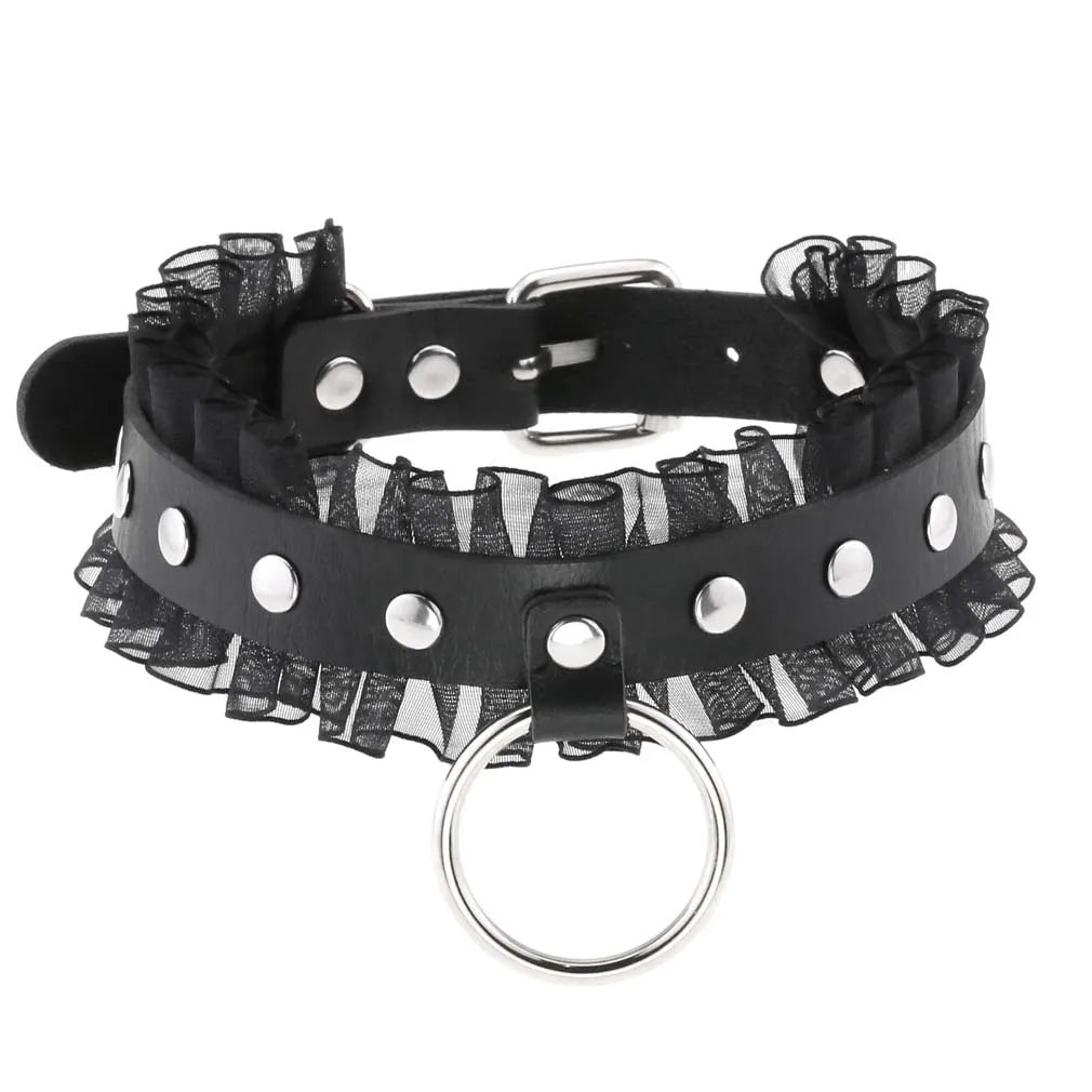 Olika halsband läder med kedja och nitar.