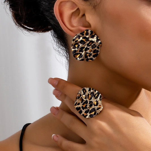 örhängen matchande ring i leopardmönster.