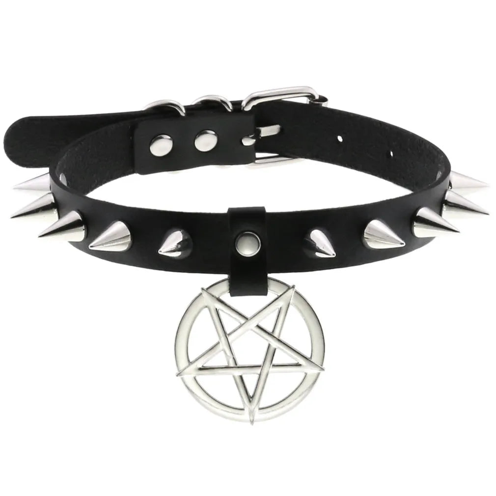 Olika halsband läder med kedja och nitar.