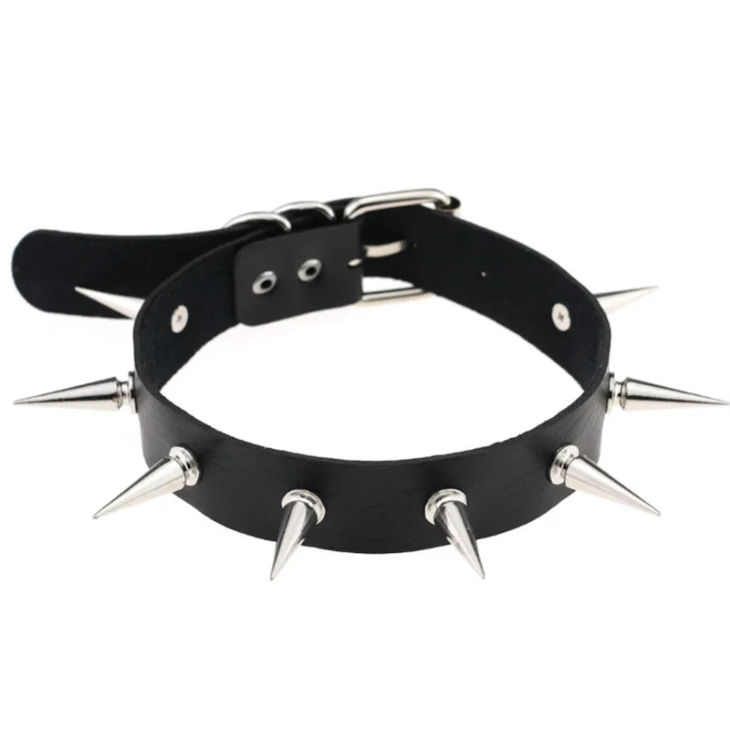 Olika halsband läder med kedja och nitar.