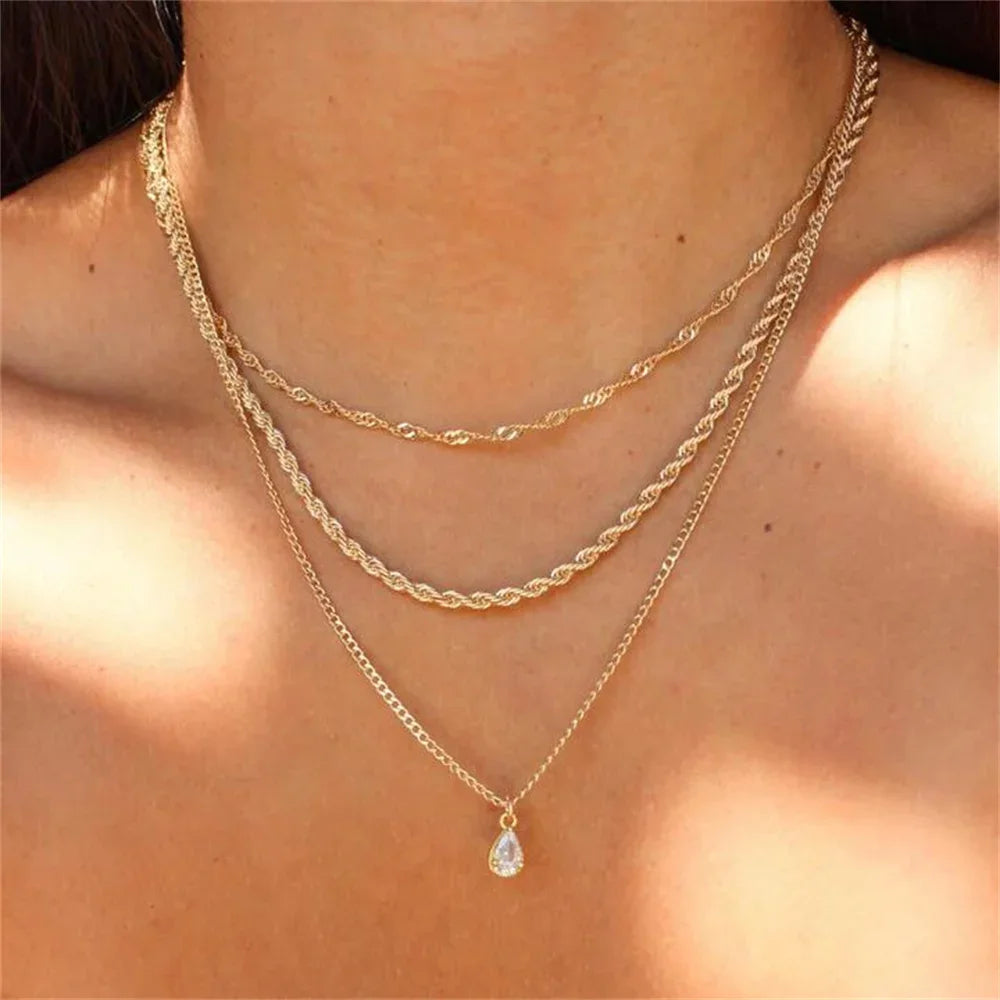 Olika halsband med kedjor och berlocker