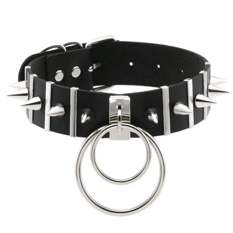 Olika halsband läder med kedja och nitar.