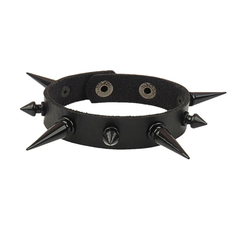 goth punk armband svart läder med nitar i olika motiv