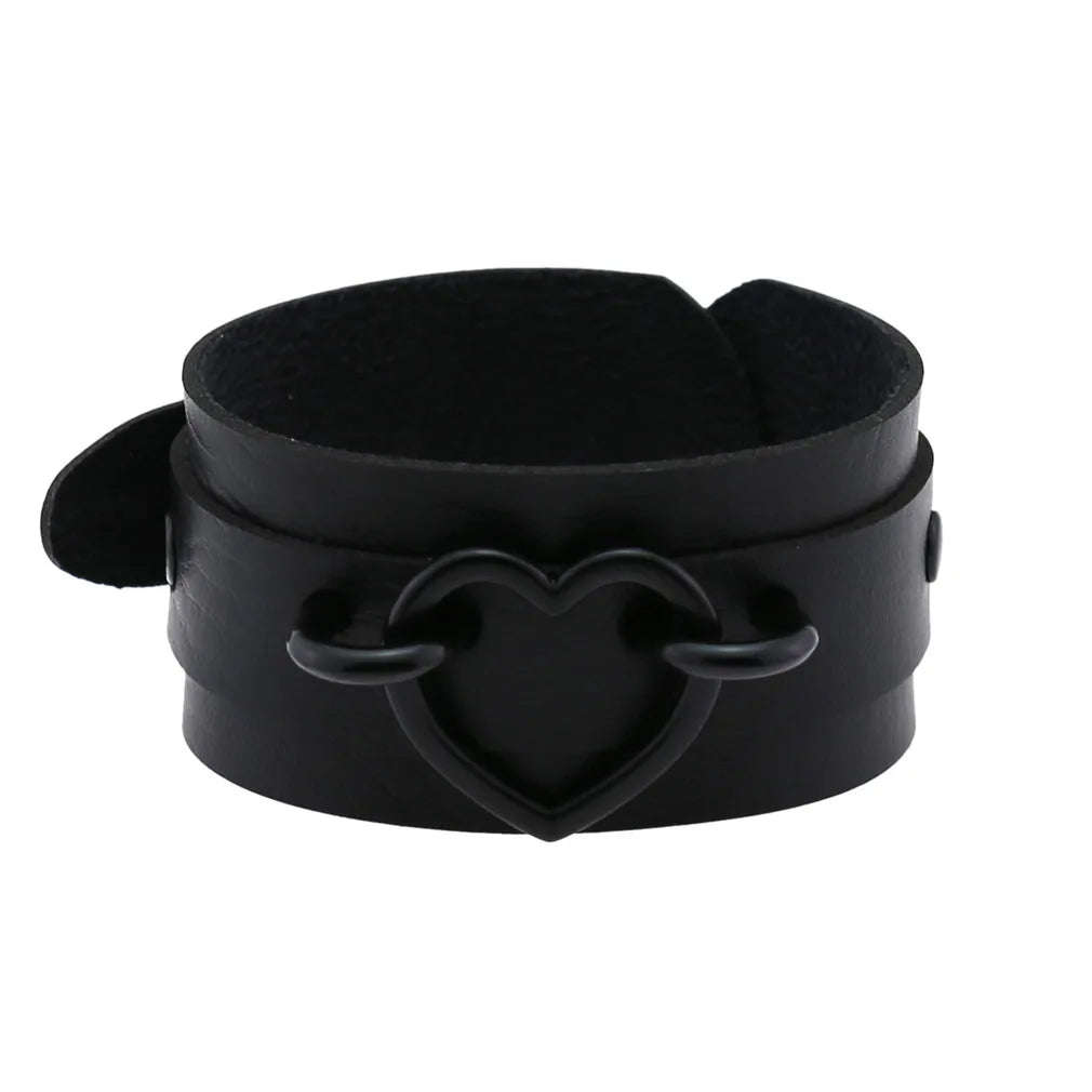 goth punk armband svart läder med nitar i olika motiv