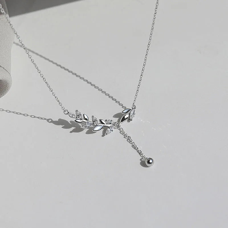 Necklace in sterling silver with leaves and rhinestones