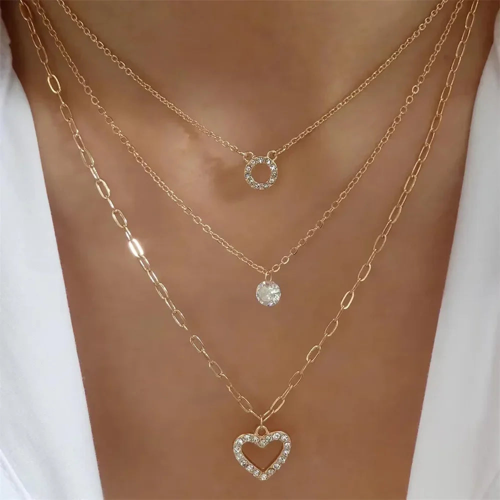 Olika halsband med kedjor och berlocker