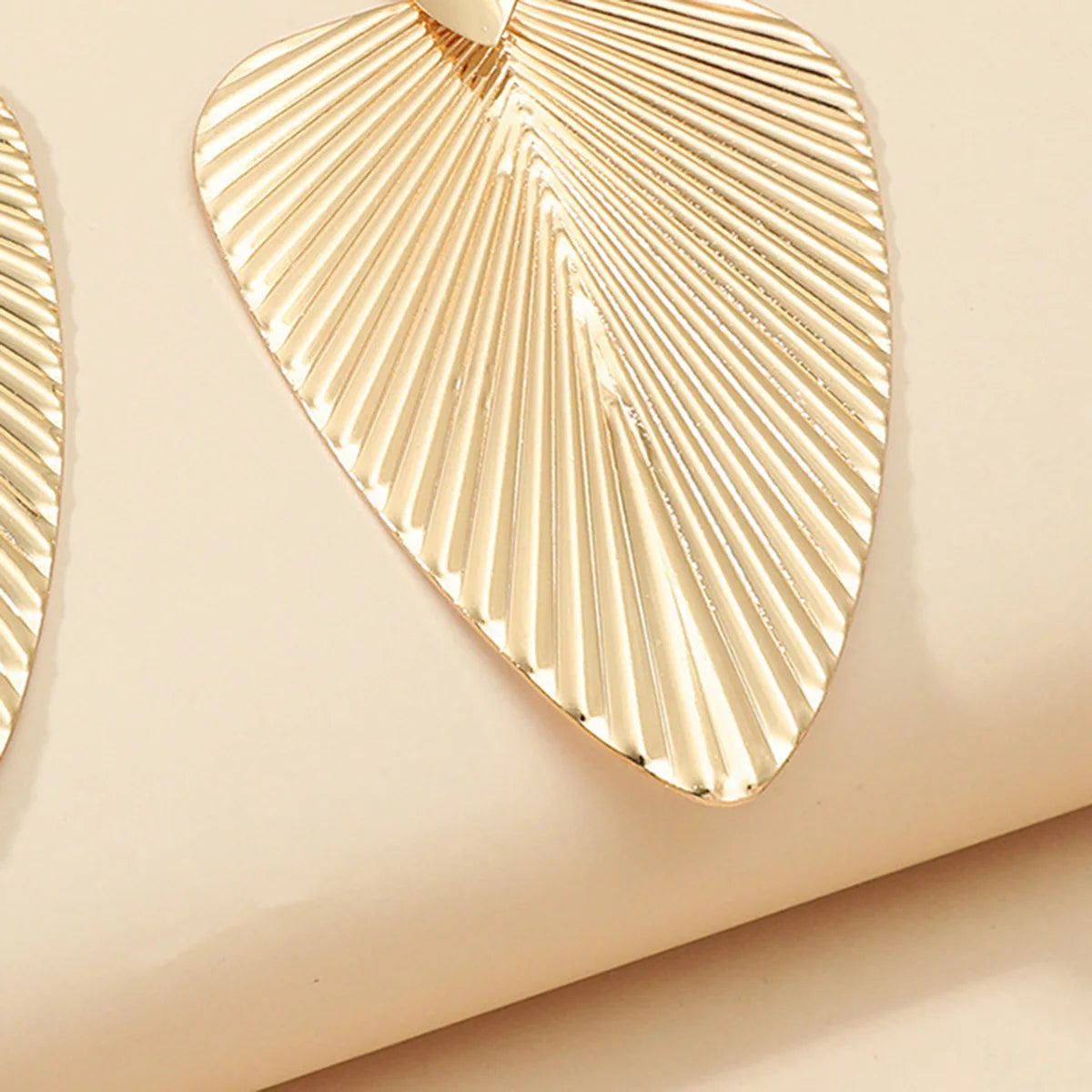 Leaf-shaped earrings Light gold in Stainless steel
