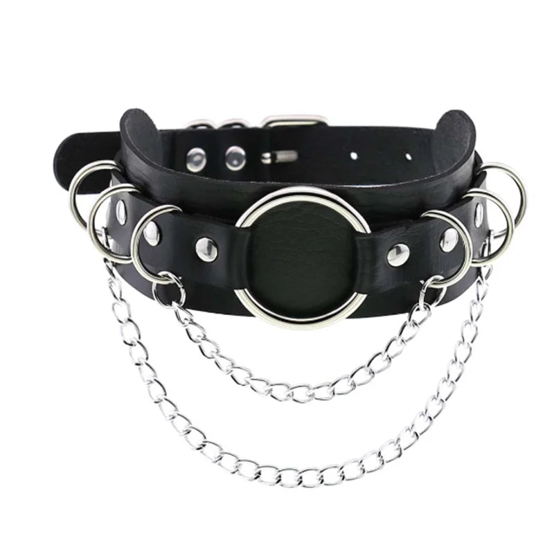 Olika halsband läder med kedja och nitar.