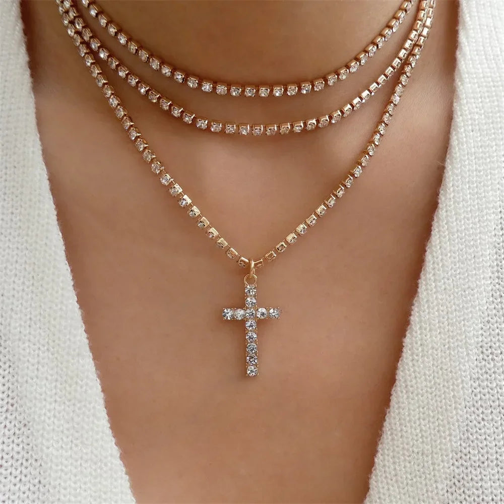 Olika halsband med kedjor och berlocker