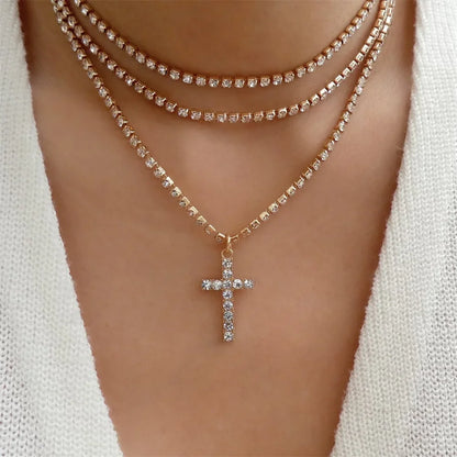 Olika halsband med kedjor och berlocker