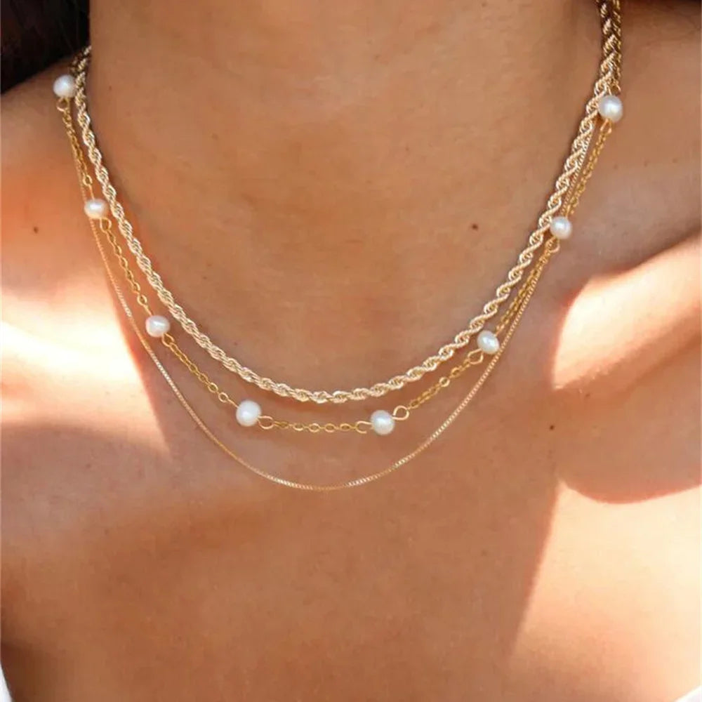 Olika halsband med kedjor och berlocker