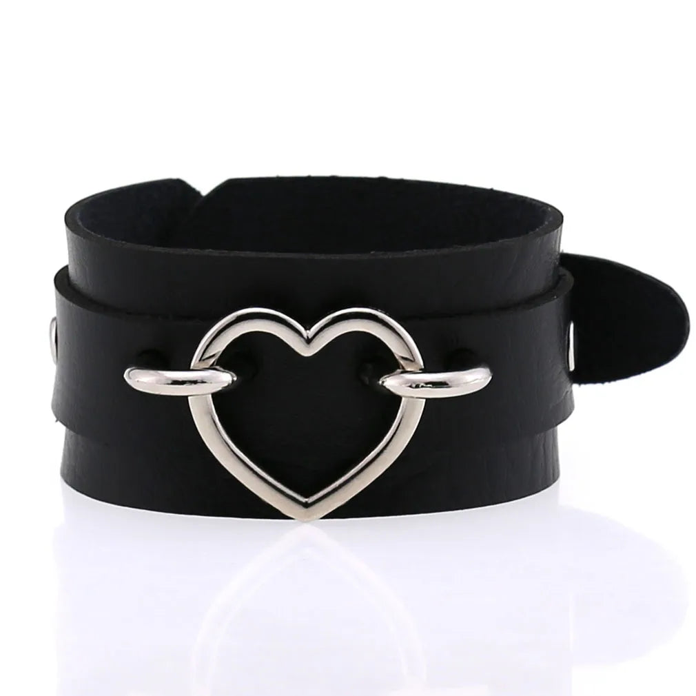 goth punk armband svart läder med nitar i olika motiv