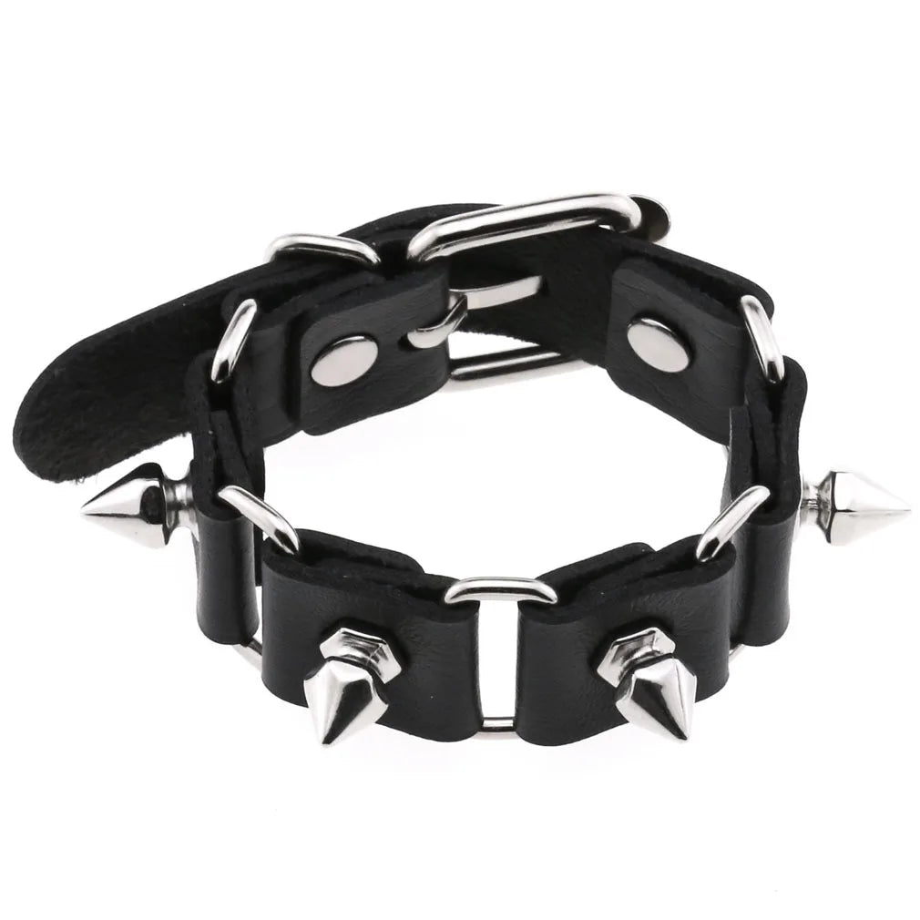 goth punk armband svart läder med nitar i olika motiv