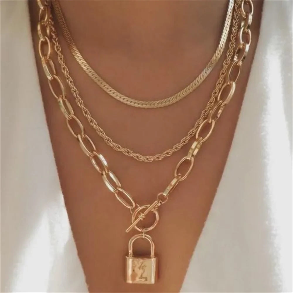 Olika halsband med kedjor och berlocker