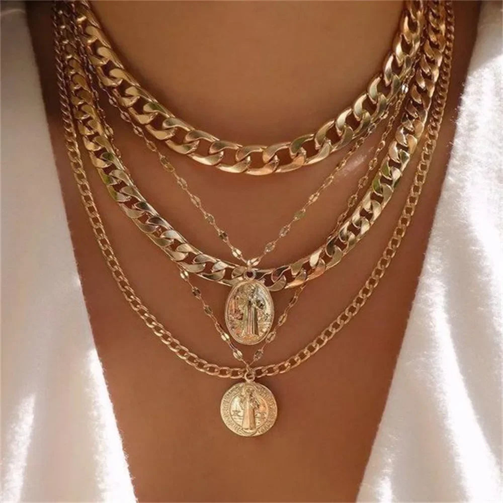 Olika halsband med kedjor och berlocker