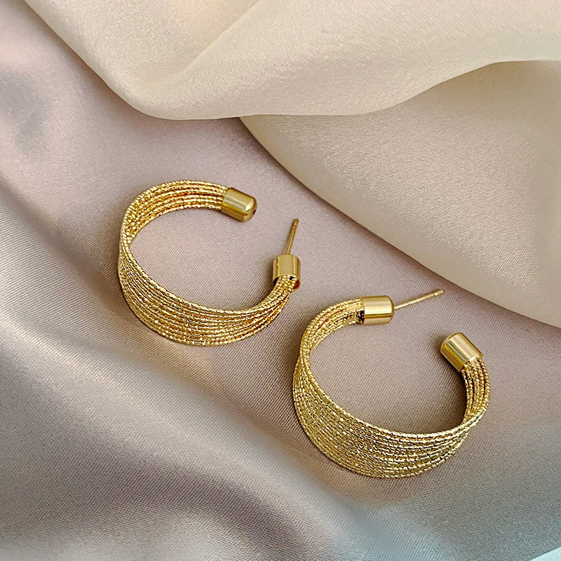 C-formade guld örhängen