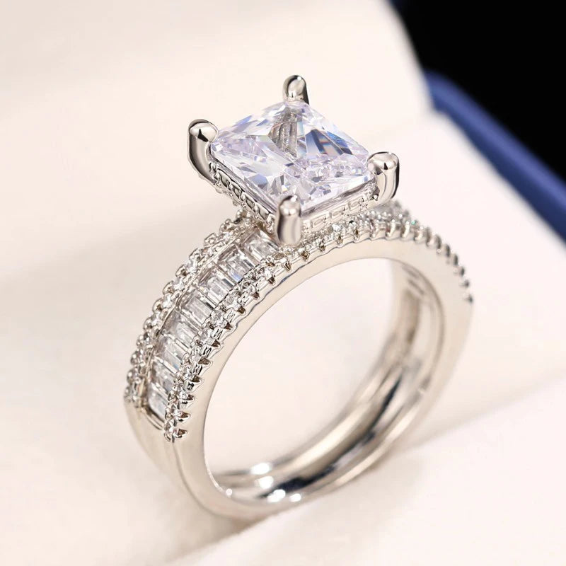 Ring med kristall stenar av Cubic Zirkonia
