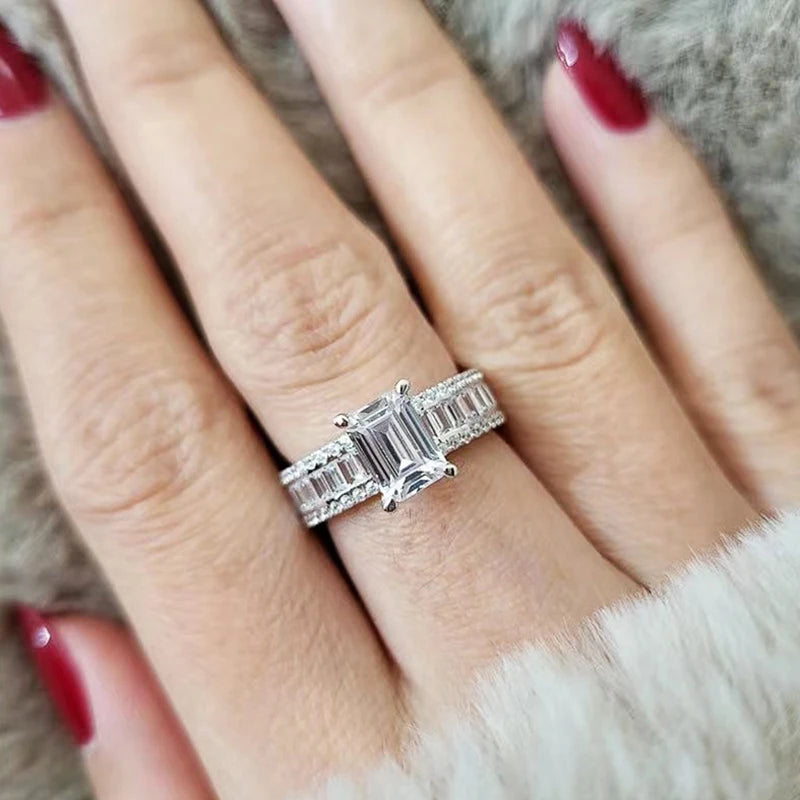 Ring med kristall stenar av Cubic Zirkonia