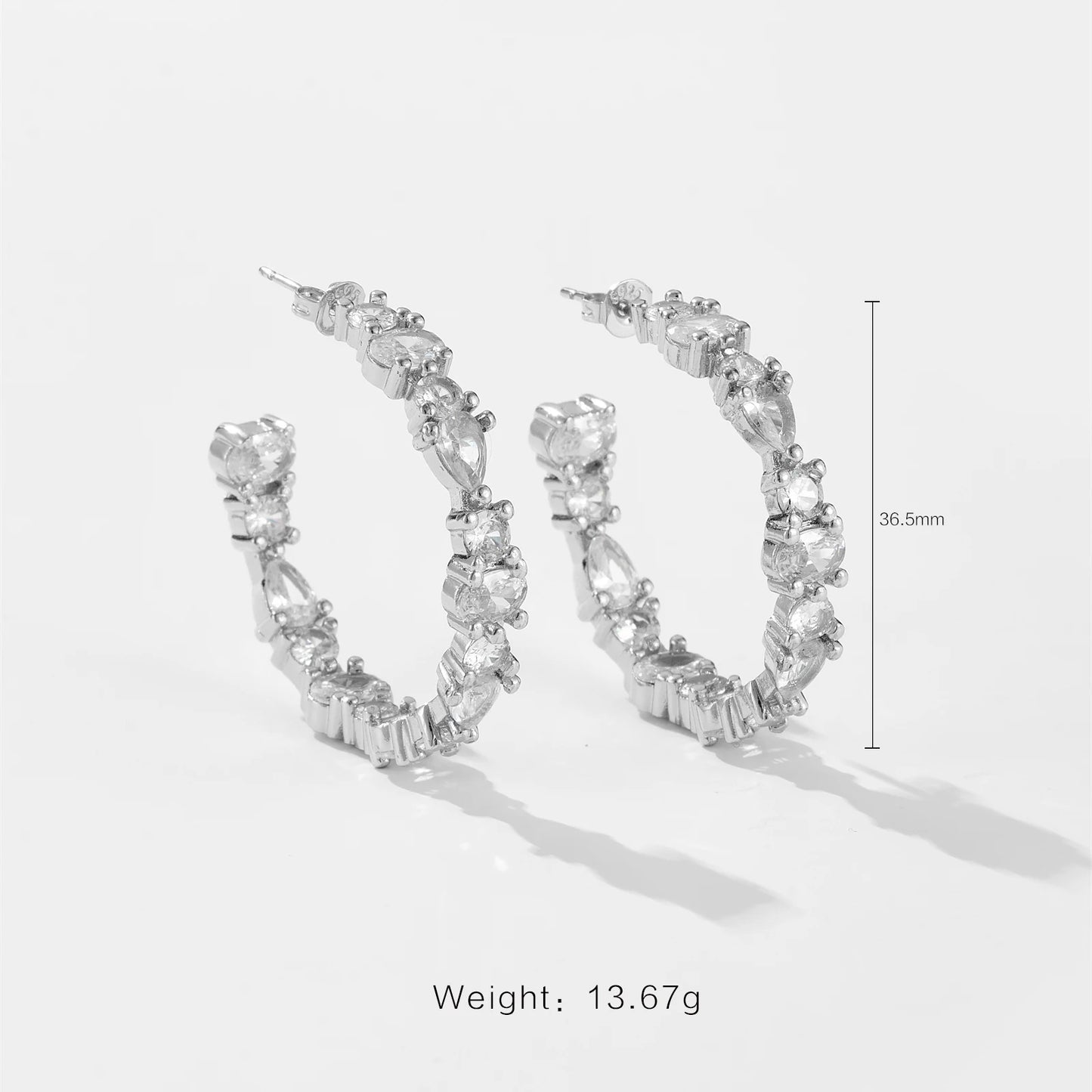 Lyxiga örhängen med cubic zirkonia i äkta silver.