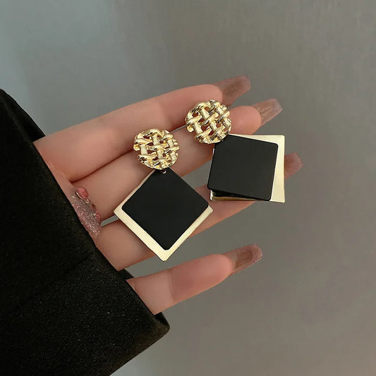Örhängen med Rhomb formade metall plattor.