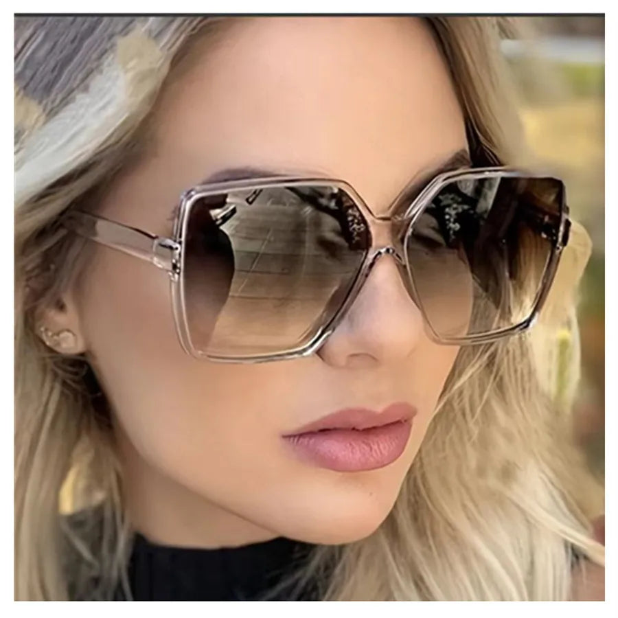 Sunglasses with square lenses in darker tones