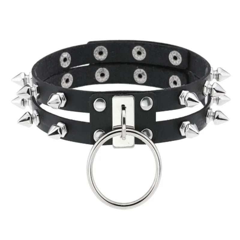 Olika halsband läder med kedja och nitar.