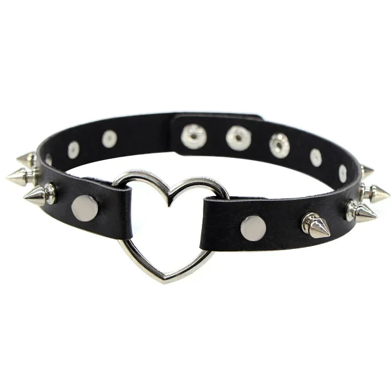 Halsband i Goth/punk stil