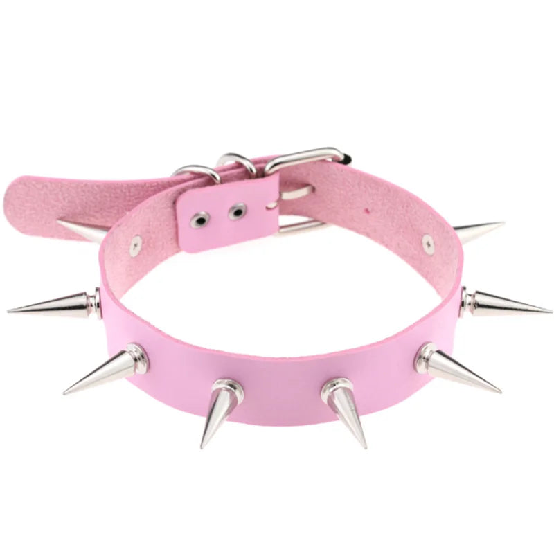 Olika halsband läder med kedja och nitar.