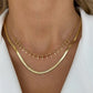 Olika halsband med kedjor och berlocker