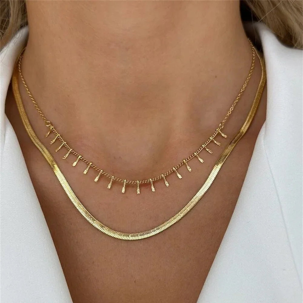 Olika halsband med kedjor och berlocker