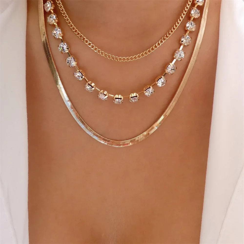Olika halsband med kedjor och berlocker