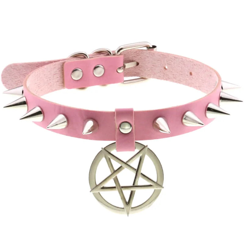 Olika halsband läder med kedja och nitar.