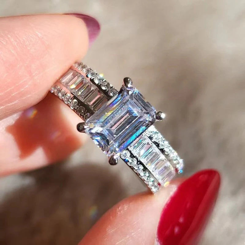 Ring med kristall stenar av Cubic Zirkonia