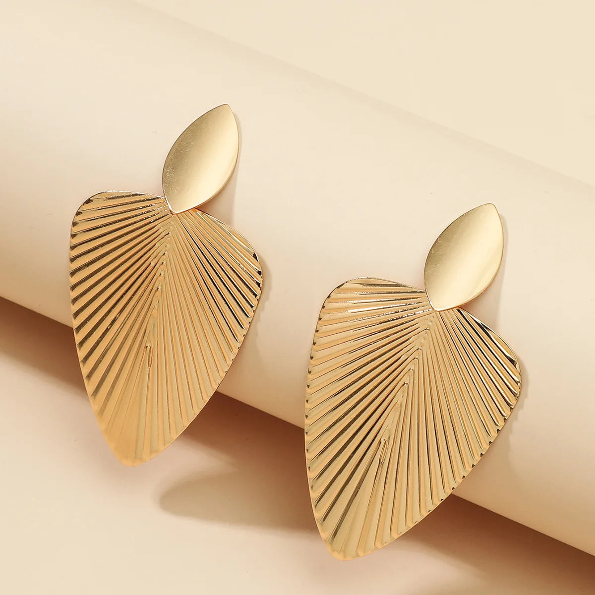 Leaf-shaped earrings Light gold in Stainless steel