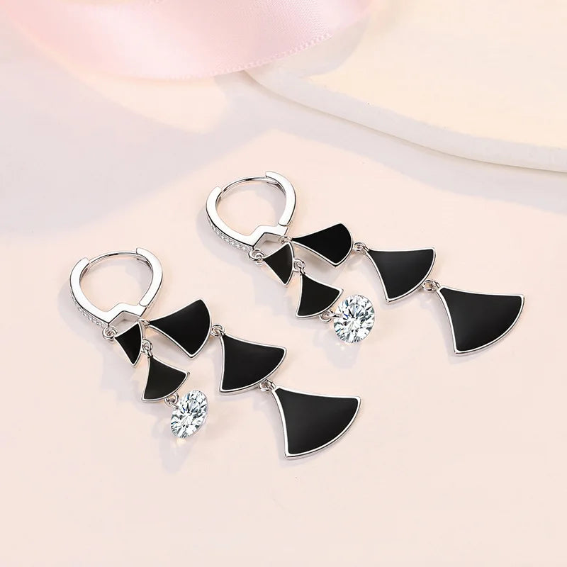Triangel länkade örhängen med cubic zirkonia sten