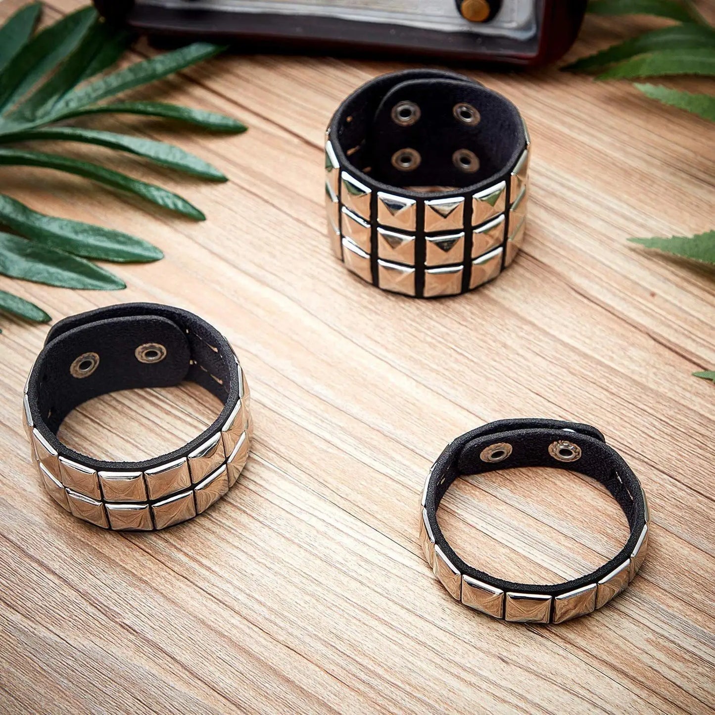 3-pack svart armband med pyramid nitar