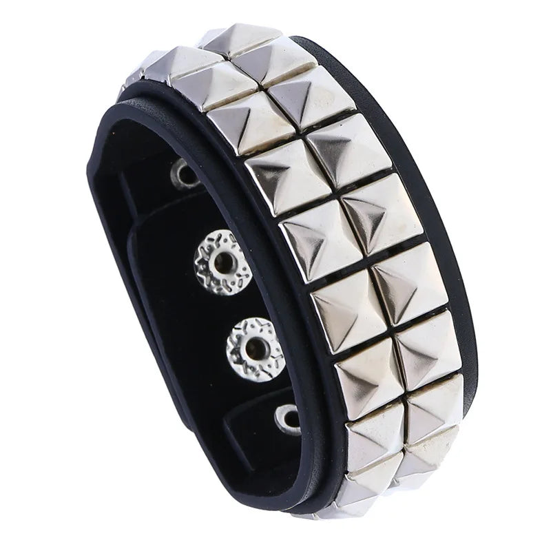 Armband med nitar