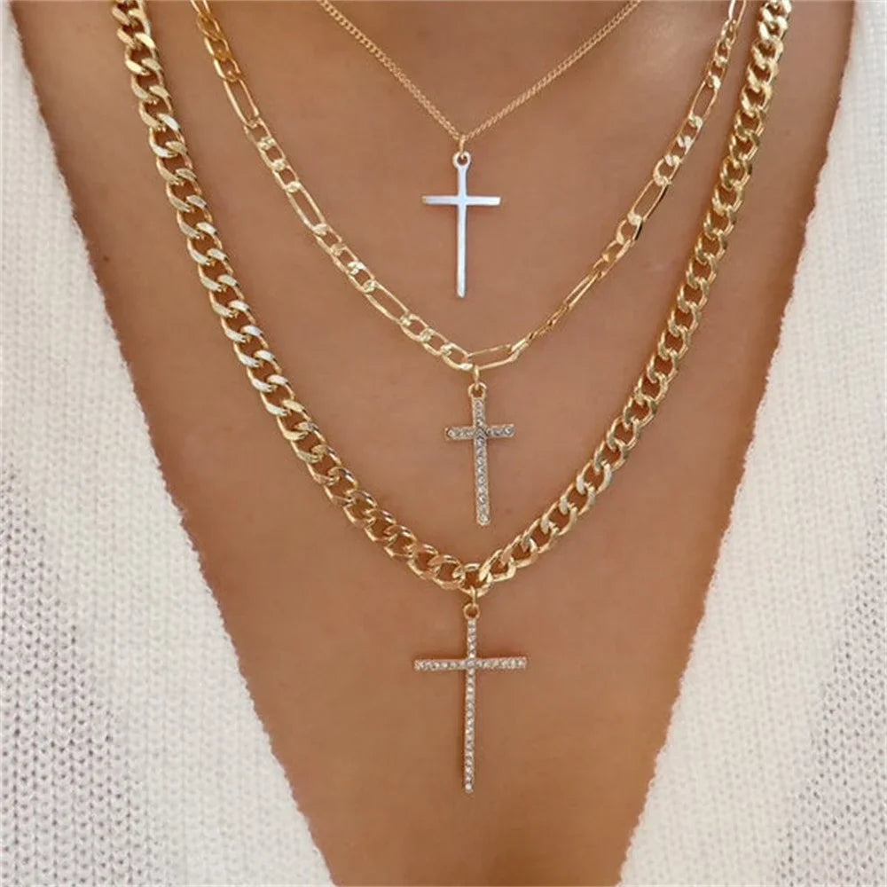 Olika halsband med kedjor och berlocker