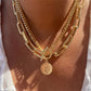 Olika halsband med kedjor och berlocker