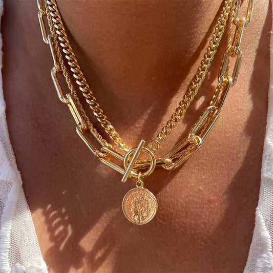 Olika halsband med kedjor och berlocker