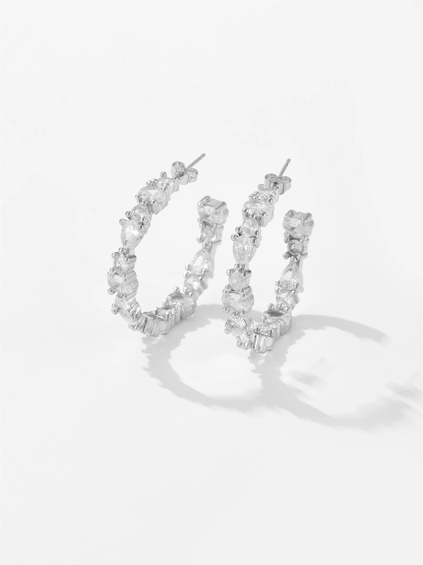 Lyxiga örhängen med cubic zirkonia i äkta silver.