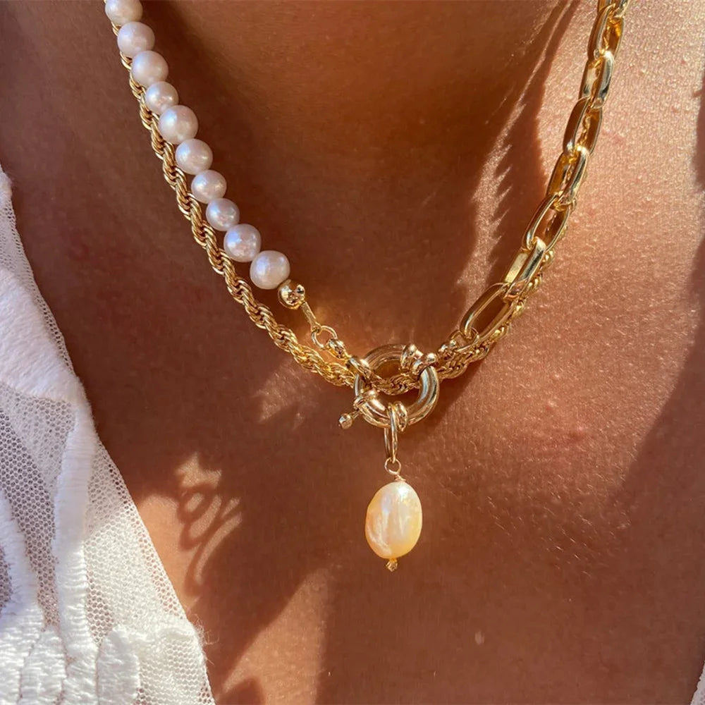 Olika halsband med kedjor och berlocker