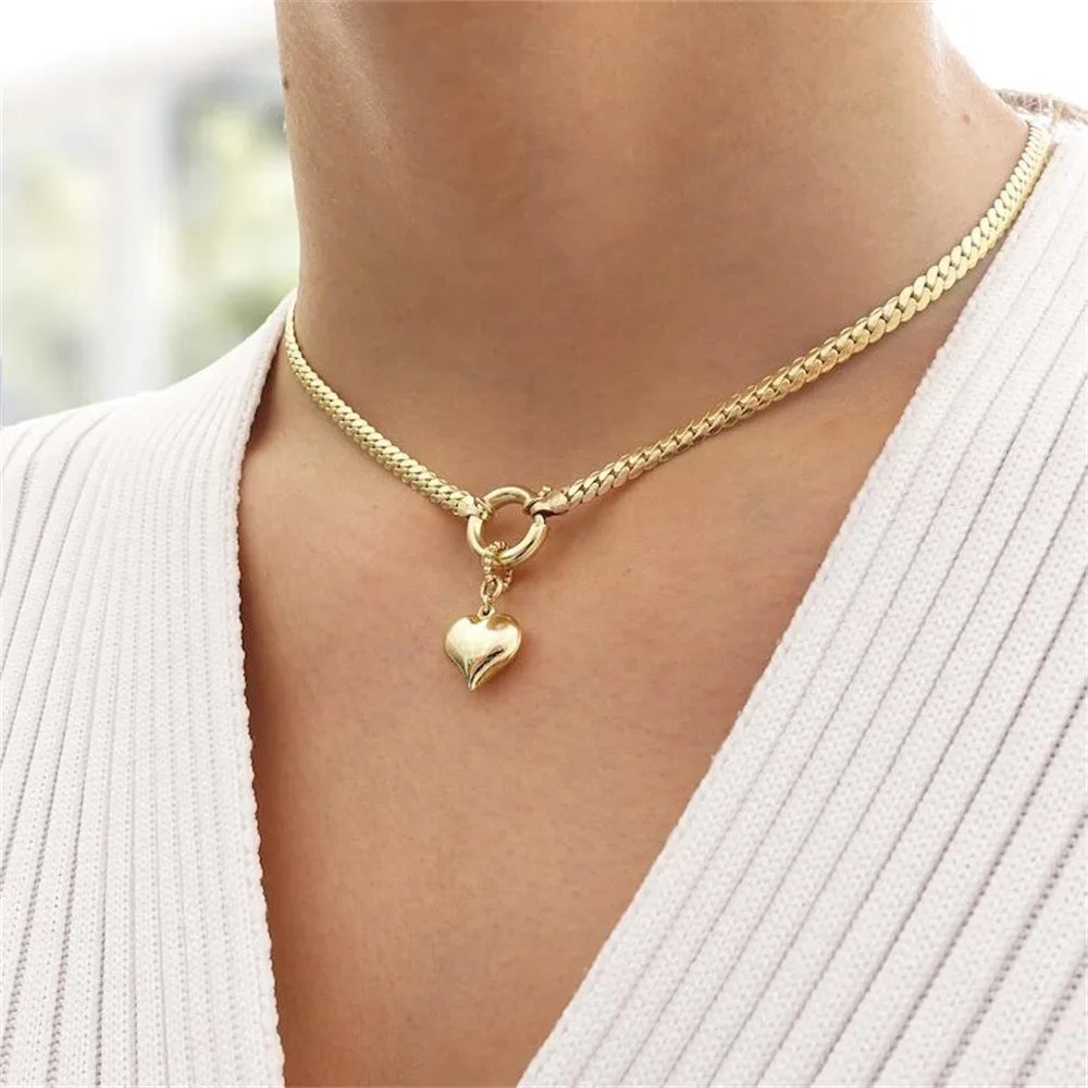 Olika halsband med kedjor och berlocker